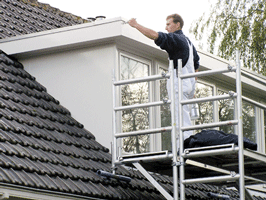 Geen gestund op het dak, maar veilig werken met goed steigermateriaal